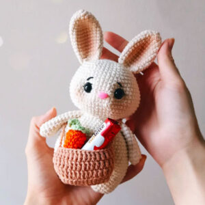 Lapin Amelia avec Sac Modèle Amigurumi Gratuit (1)