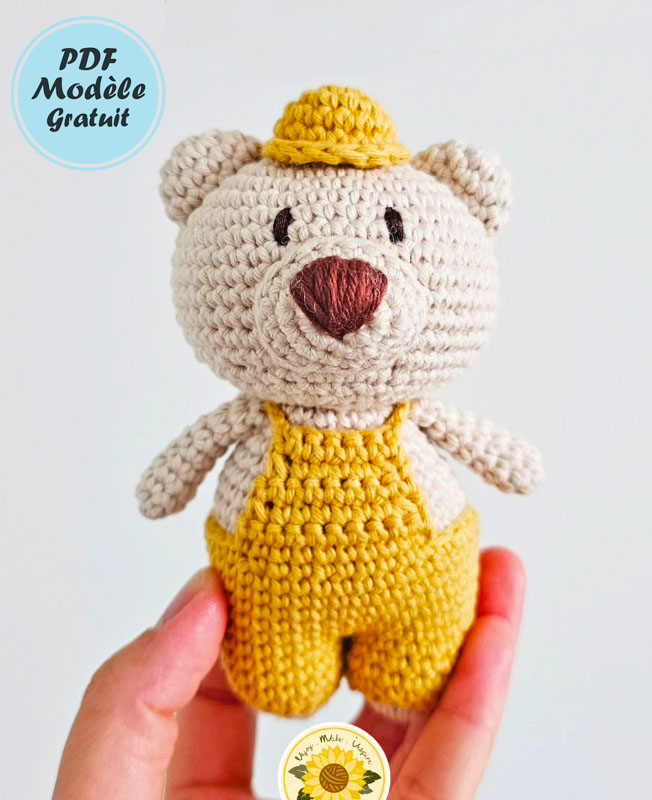 Louie l’Ours en Salopette au Crochet Modèle Gratuit (1)
