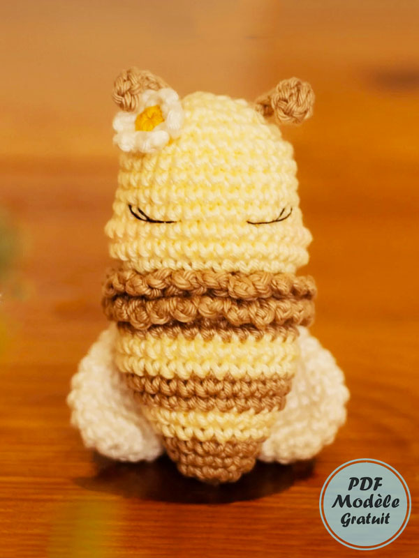 Abeille Rêveuse avec Fleur au Crochet - Modèle Gratuit (1)