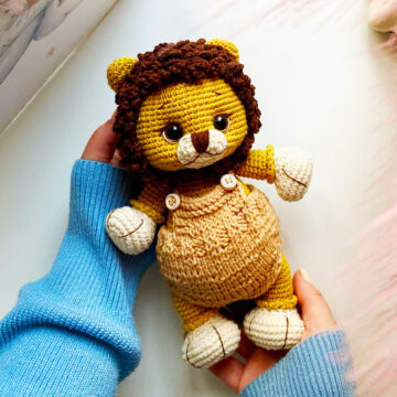 Lion en Salopette Amigurumi Modèle PDF Gratuit (1)