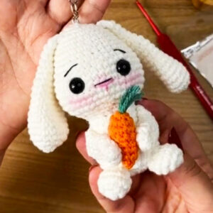 Porte-clés Lapin avec Carotte Modèle Amigurumi Gratuit (1)