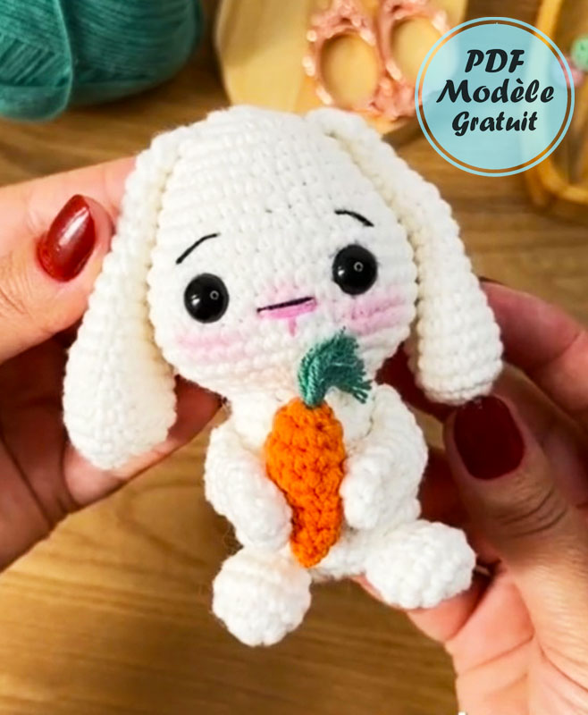 Porte-clés Lapin avec Carotte Modèle Amigurumi Gratuit (2)