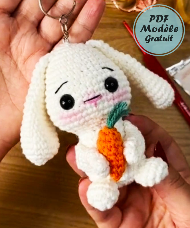 Porte-clés Lapin avec Carotte Modèle Amigurumi Gratuit (3)