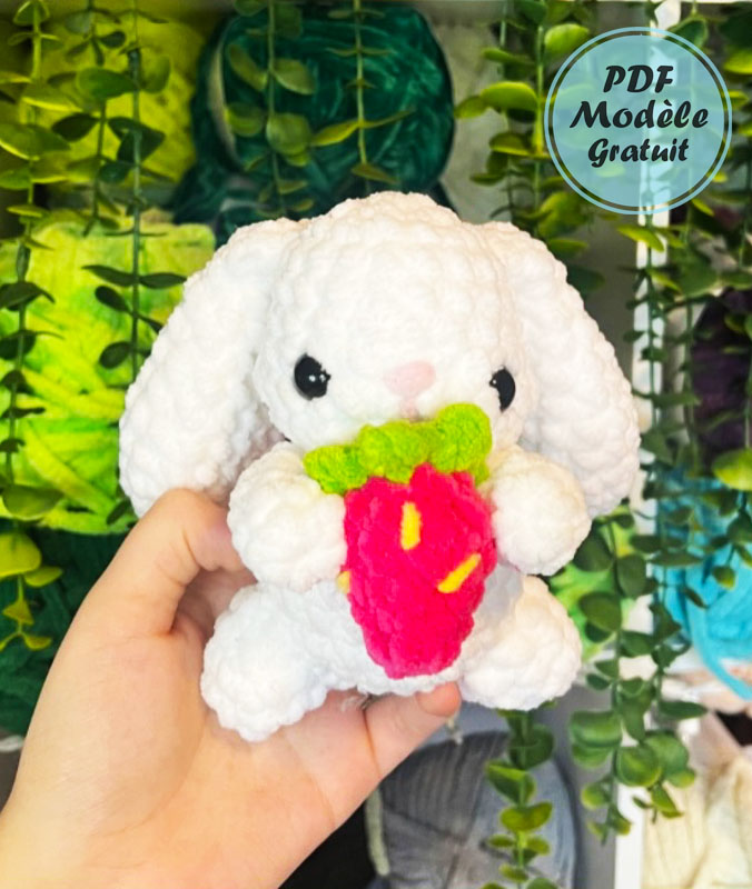 Lapin Tenant une Fraise Modèle Amigurumi PDF Gratuit (2)
