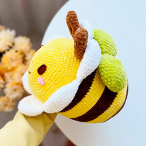Modèle gratuit d'amigurumi grande abeille en peluche (1)
