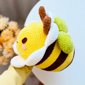 Modèle gratuit d'amigurumi grande abeille en peluche (1)