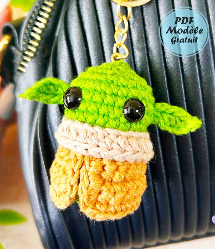 Bébé Yoda Porte-clés au Crochet PDF Patron Gratuit (1)