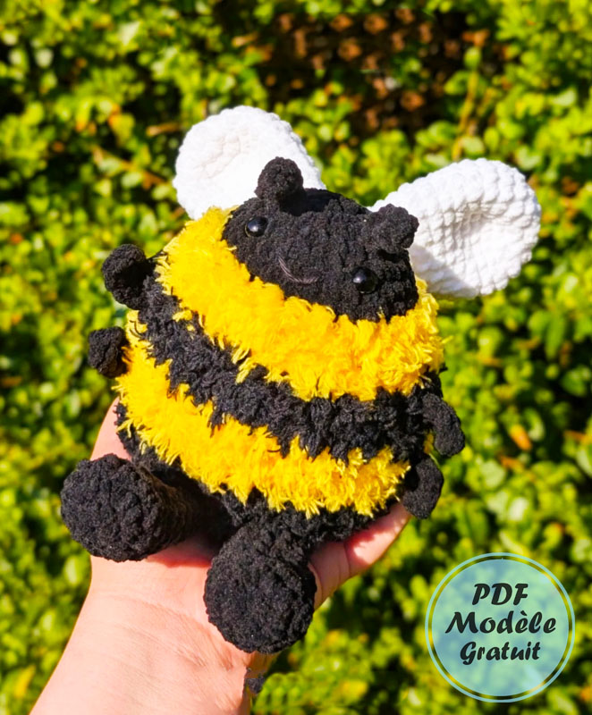 Abeille amigurumi au corps dodu et aux ailes blanches (1)