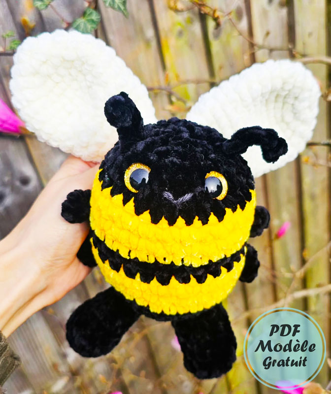 Abeille amigurumi au corps dodu et aux ailes blanches (2)
