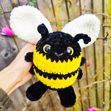 Abeille amigurumi au corps dodu et aux ailes blanches (3)