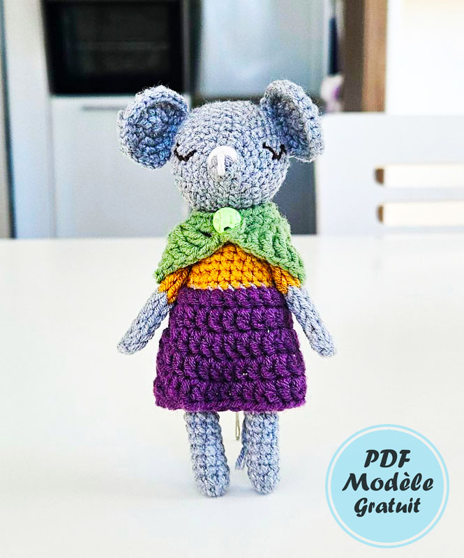 Modèle au crochet de Madame Souris avec poncho (2)