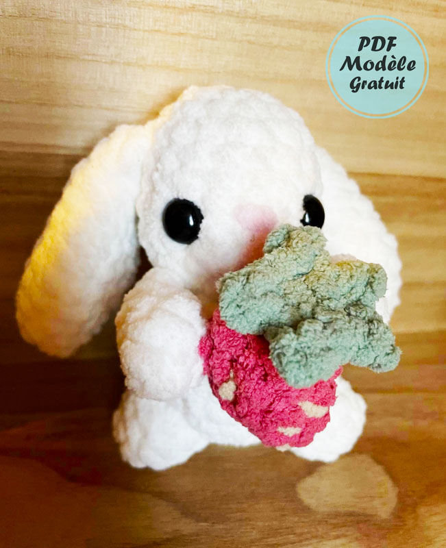 Lapin Tenant une Fraise Modèle Amigurumi PDF Gratuit